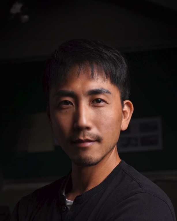 龍顥中的個人照片: %E9%BE%8D%E9%A1%A5%E4%B8%AD2_Headshot_teacher_avatar_20241001085923920_h768.JPG 614x768